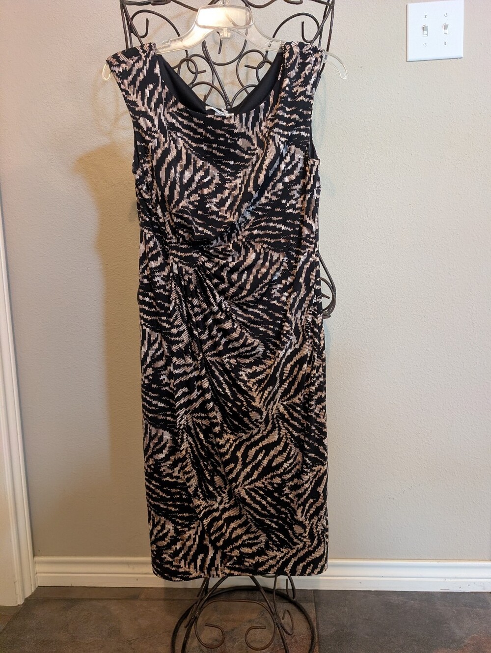 Dress Barn Sleeveless Black/Beige Abstract Printed Sheath Dress